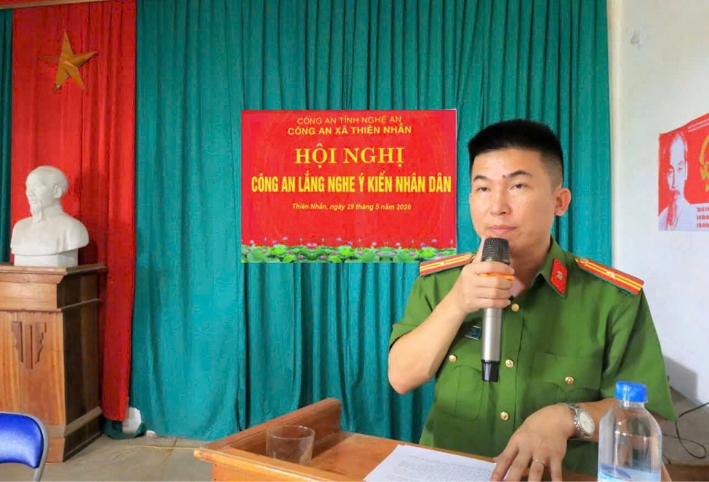 hỉ huy Công an xã giải đáp thắc mắc của người dân