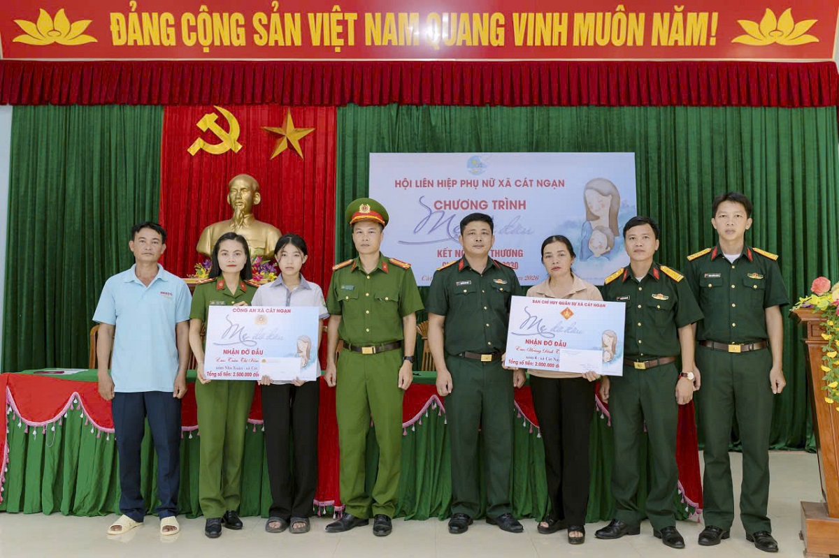 Trao quà hỗ trợ em Huệ