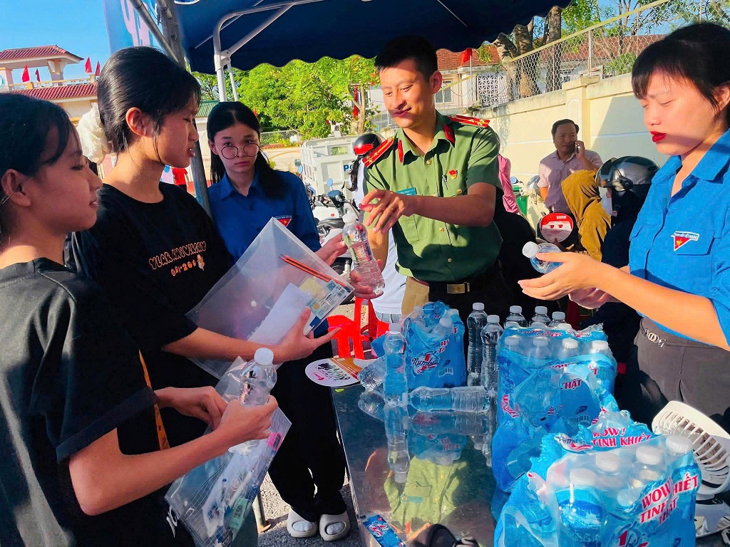 Công an xã Kim Liên phát nước miễn phí cho thí sinh