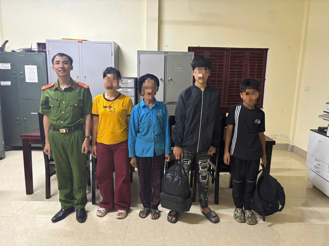 Công an xã Tam Quang bàn giao 02 em cho gia đình