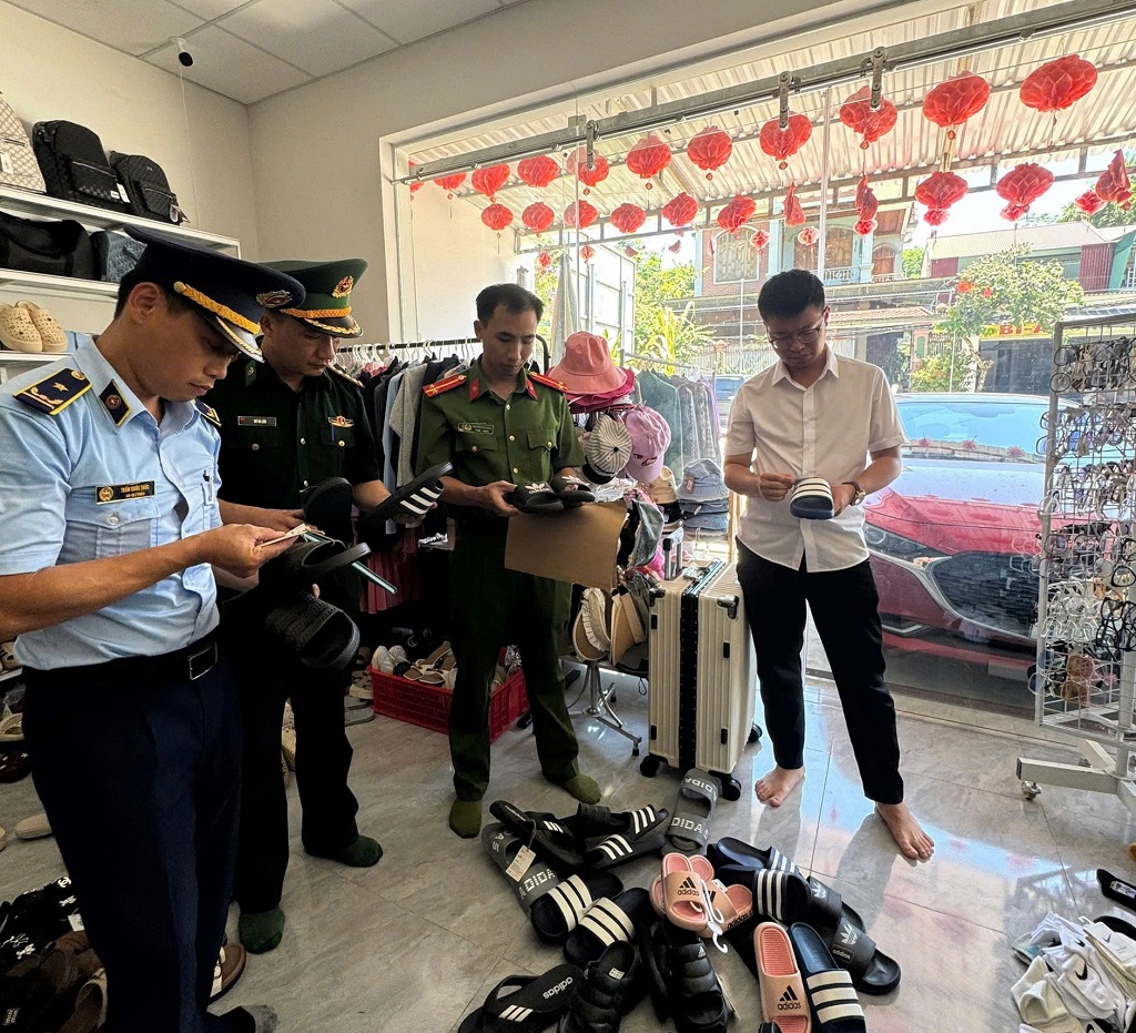 Công an xã Tam Quang kiểm tra, phát hiện kịp thời các hành vi kinh doanh hàng hóa không rõ nguồn gốc và xâm phạm quyền sở hữu trí tuệ