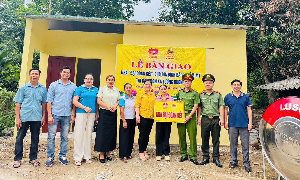 Ủy ban Mặt trận Tổ Quốc xã Tương Dương phối hợp Công an xã bàn giao nhà 