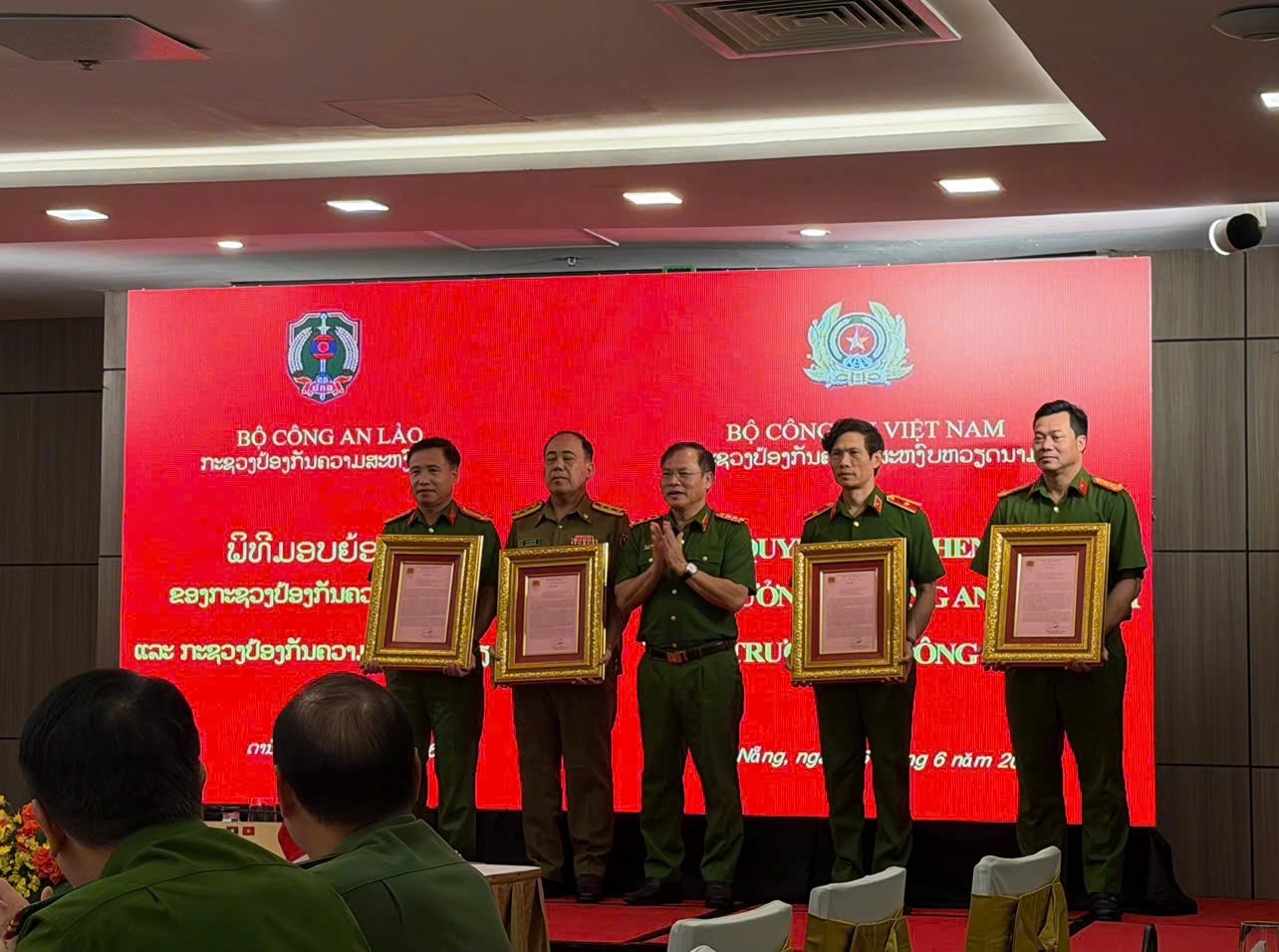 Đồng chí Thượng tướng Nguyễn Văn Long, Thứ trưởng Bộ Công an Việt Nam trao Thư khen của Bộ Công an Việt Nam cho các tập thể gồm: Cục Cảnh sát điều tra tội phạm về ma túy, Cơ quan đại diện Bộ Công an Việt Nam tại Lào, Công an tỉnh Nghệ An (ngoài cùng bên trái) và Cục Phòng chống ma túy, Tổng cục Cảnh sát, Bộ Công an Lào về thành tích đấu tranh, triệt xóa đường dây mua bán mua bán trái phép chất ma túy xuyên quốc gia từ Lào về Việt Nam