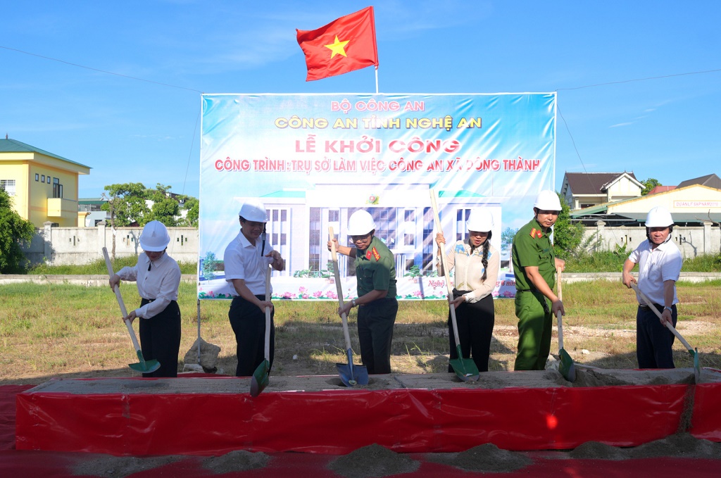 Đại biểu thực hiện nghi thức khởi công xây dựng công trình