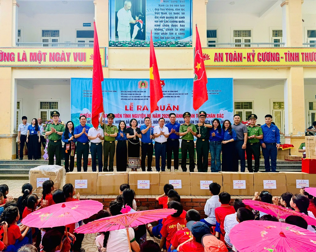 Đại biểu thực hiện nghi thức khởi động chương trình