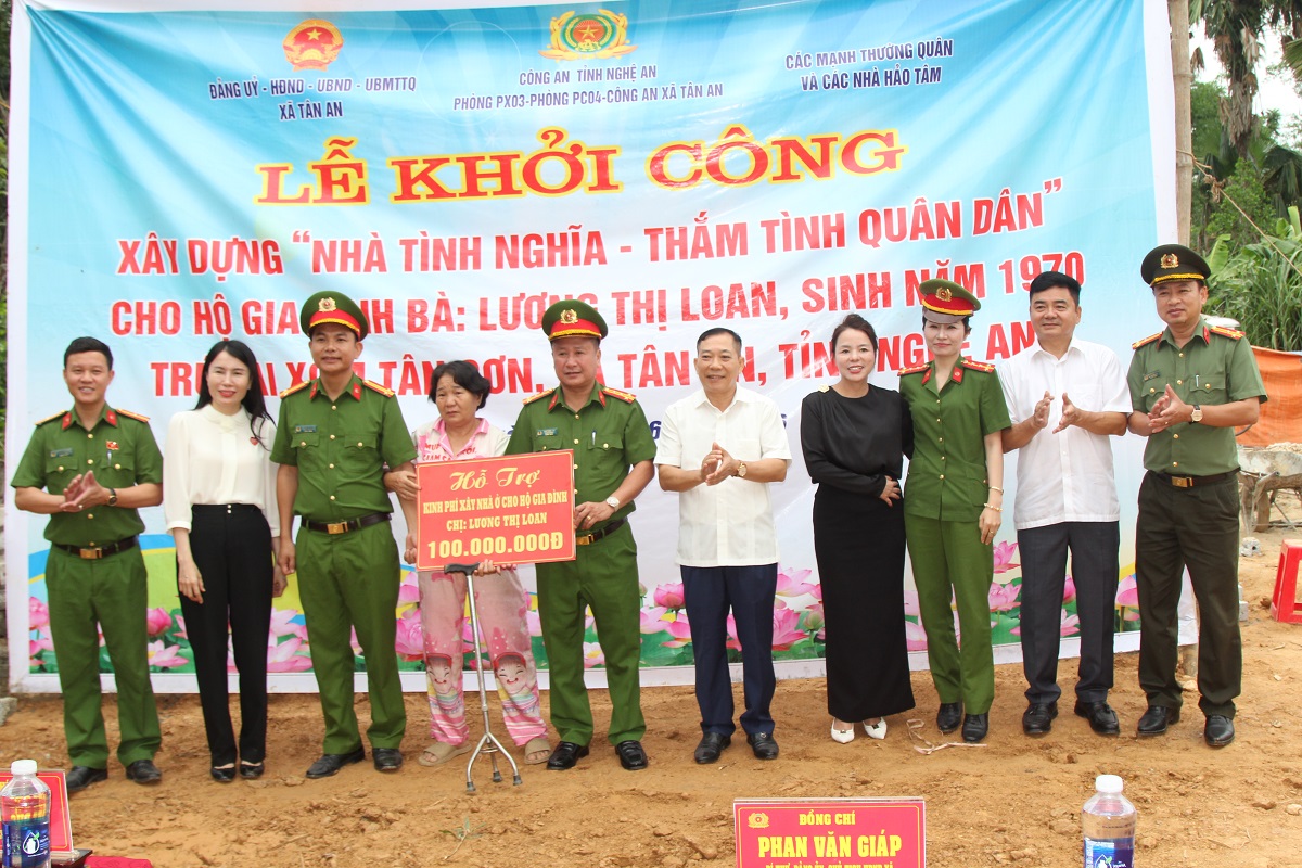 Trao biểu trưng hỗ trợ kinh phí xây nhà ở tặng gia đình chị Loan