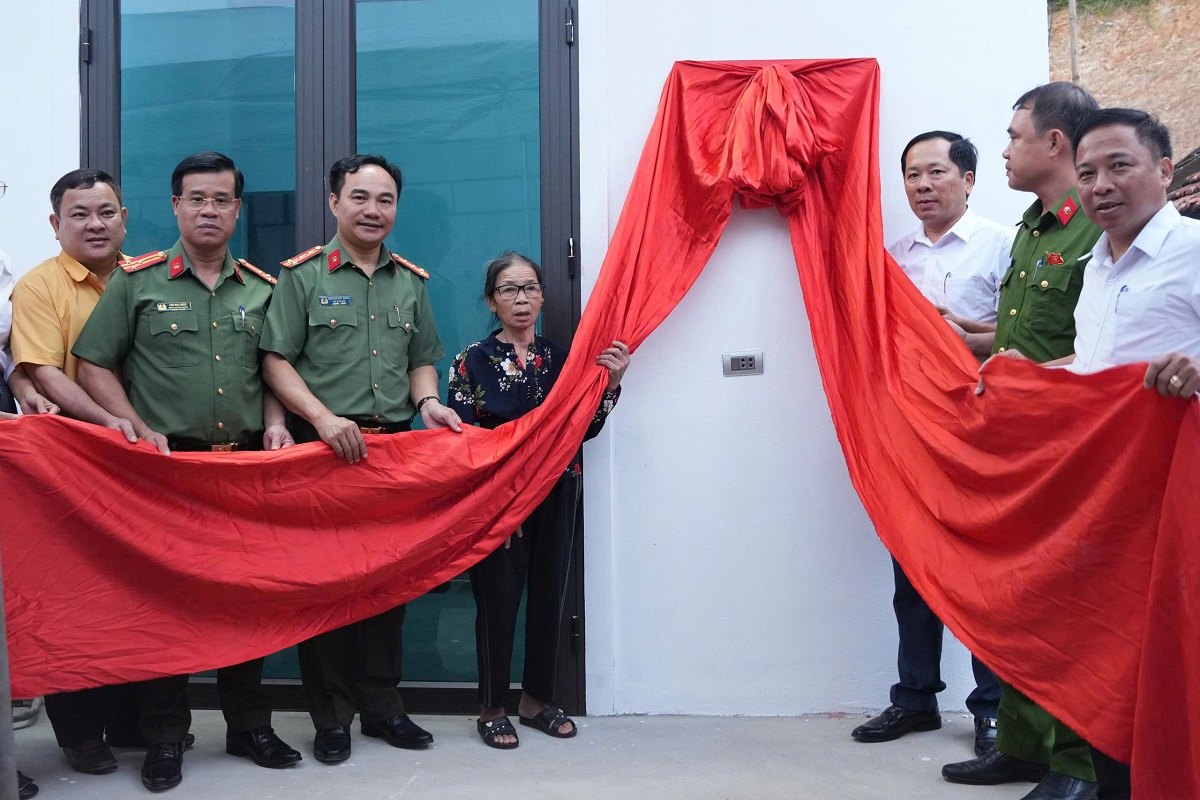 Thực hiện nghi thức bàn giao nhà tặng gia đình bà Lam 