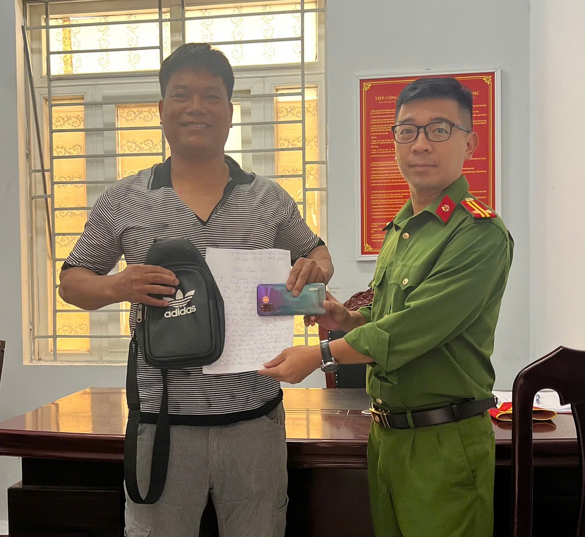 Công an phường Vinh Phú tìm chủ sở hữu, trao trả tài sản cho người dân