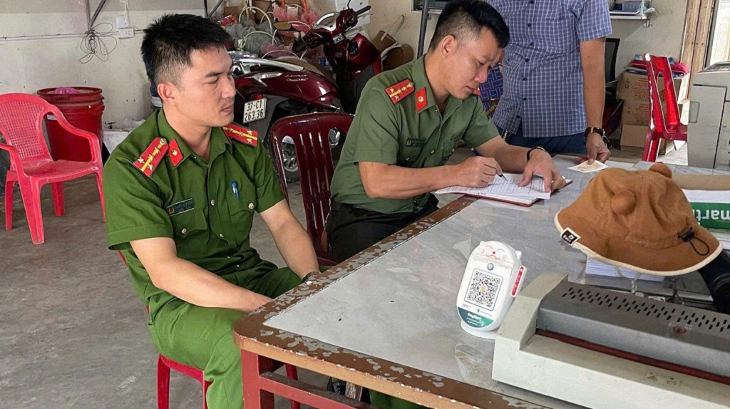 Công an xã tuyên truyền, hướng dẫn các cơ sở kinh doanh tổ chức kí cam kết