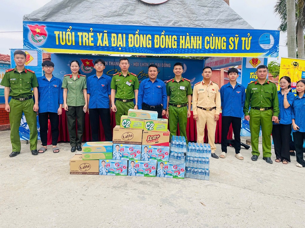 Đoàn viên, thanh niên Công an xã Đại Đồng tham gia hỗ trợ, tiếp sức và bảo đảm an ninh, an toàn tại Kỳ thi tuyển sinh vào lớp 10 THPT năm học 2026-2027