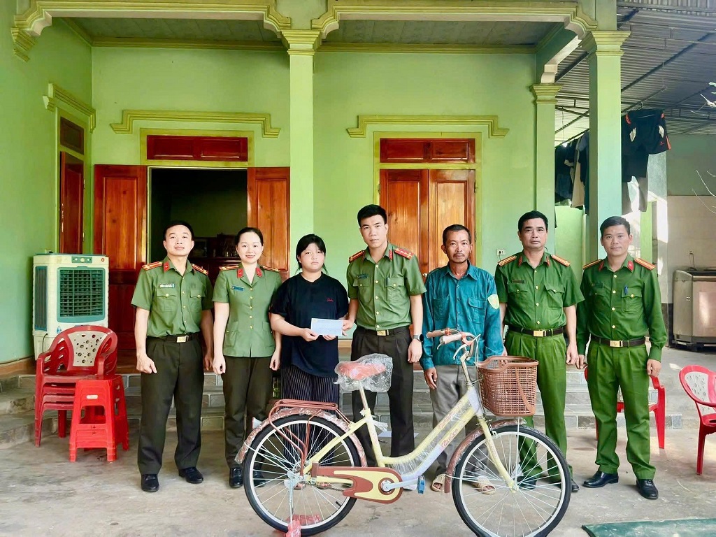 Công an xã Bạch Ngọc thăm hỏi và trao quà động viên cháu Bùi Thị Thanh Thanh