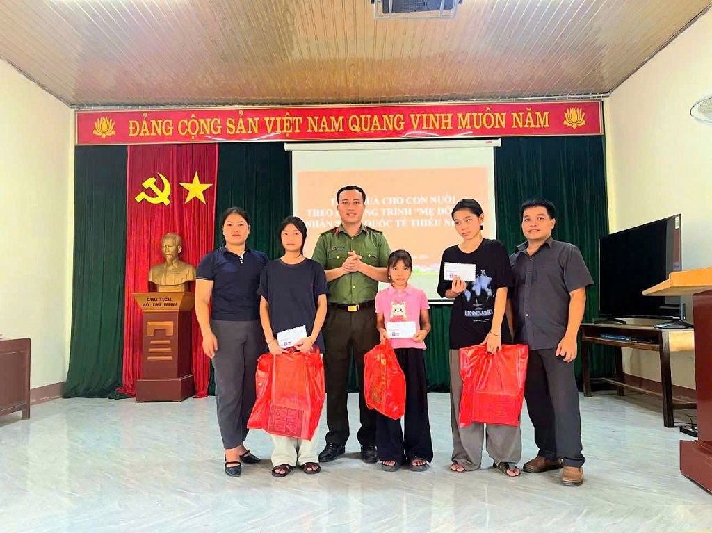 Công an xã Yên Na trao quà tặng  “con nuôi” của đơn vị
