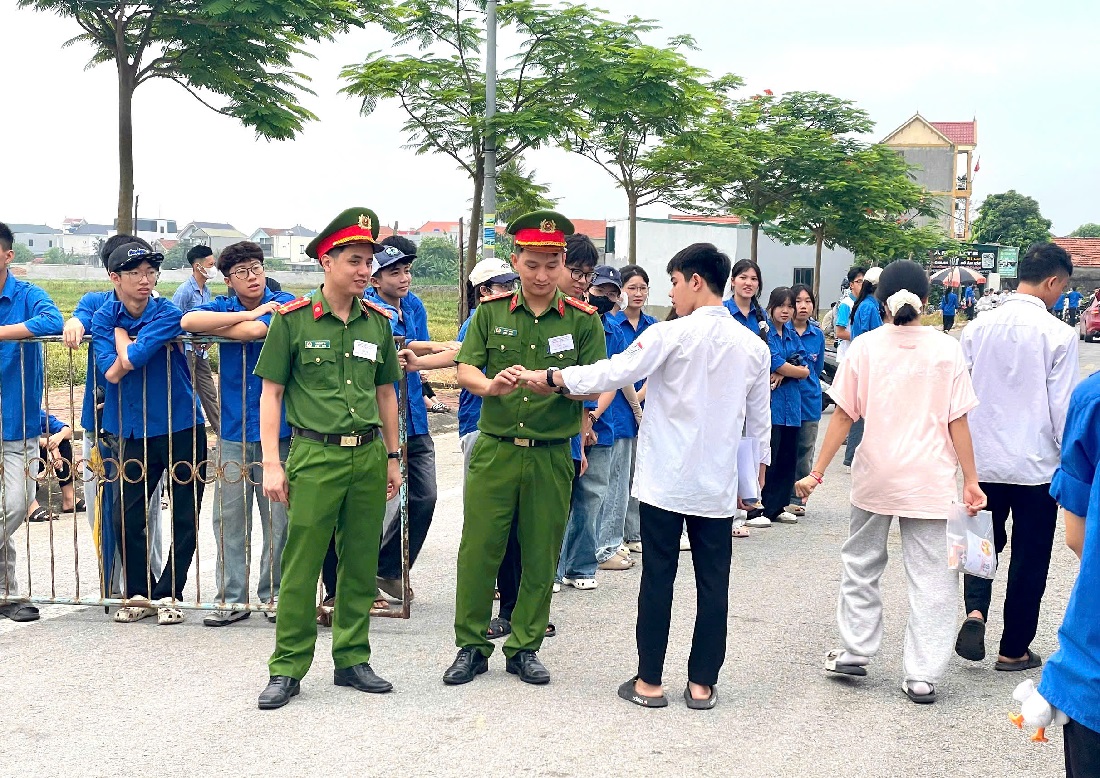 Công an phường bảo đảm ANTT tại điểm thi 