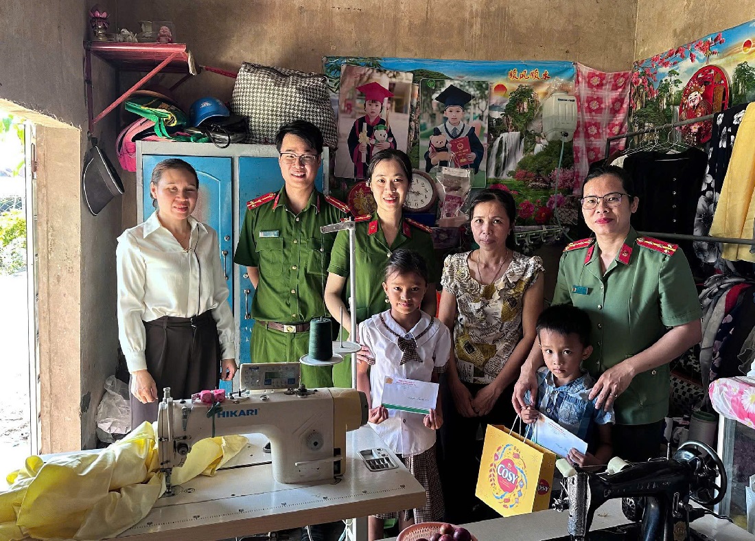 Công an phường tặng quà con đỡ đầu