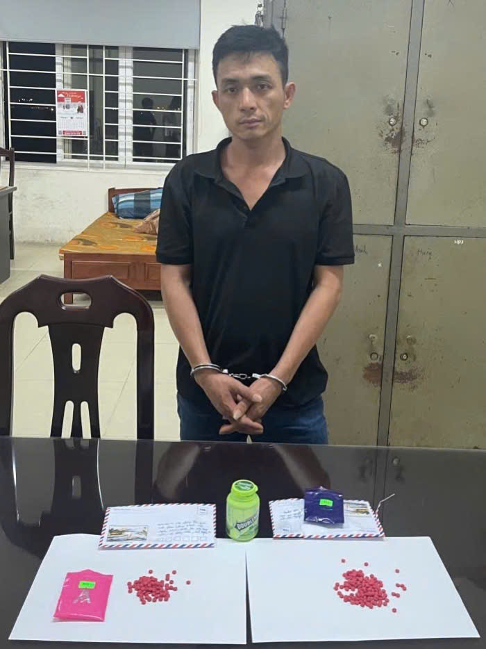 Đối tượng Phan Lương Mạnh và 300 viên hồng phiến bị thu giữ