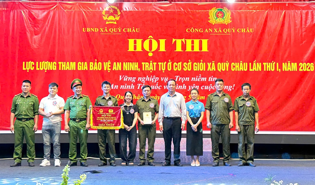 Ban Tổ chức trao giải cho các đội thi 