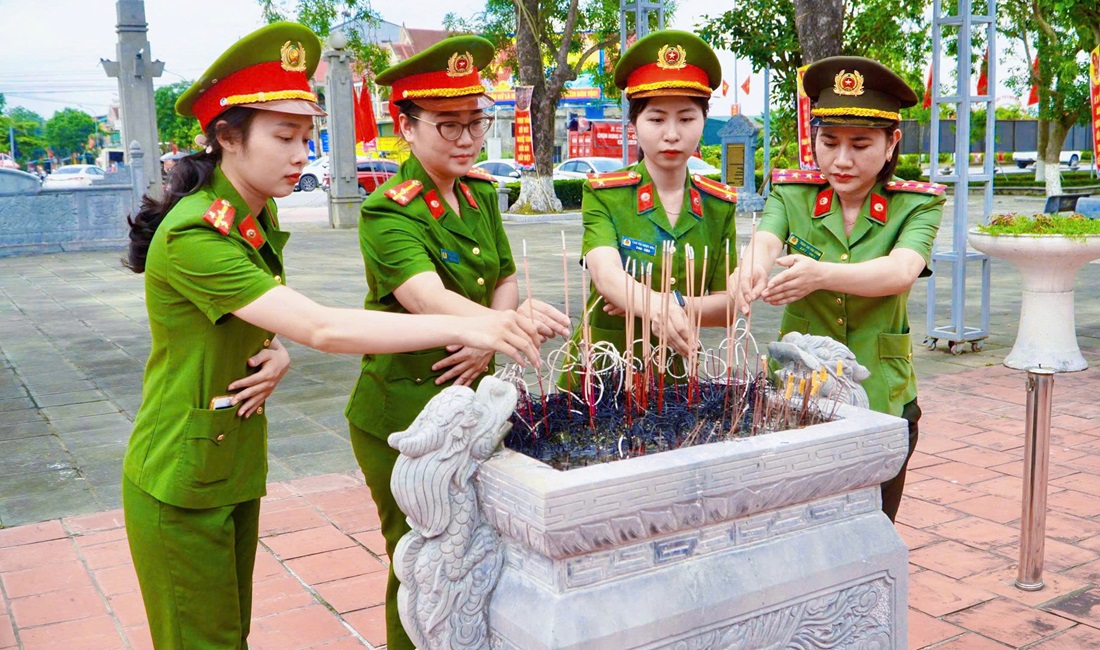 Công an xã Hưng Nguyên dâng hương tại di tích “Những địa điểm ghi dấu phong trào Xô Viết Nghệ Tĩnh” 