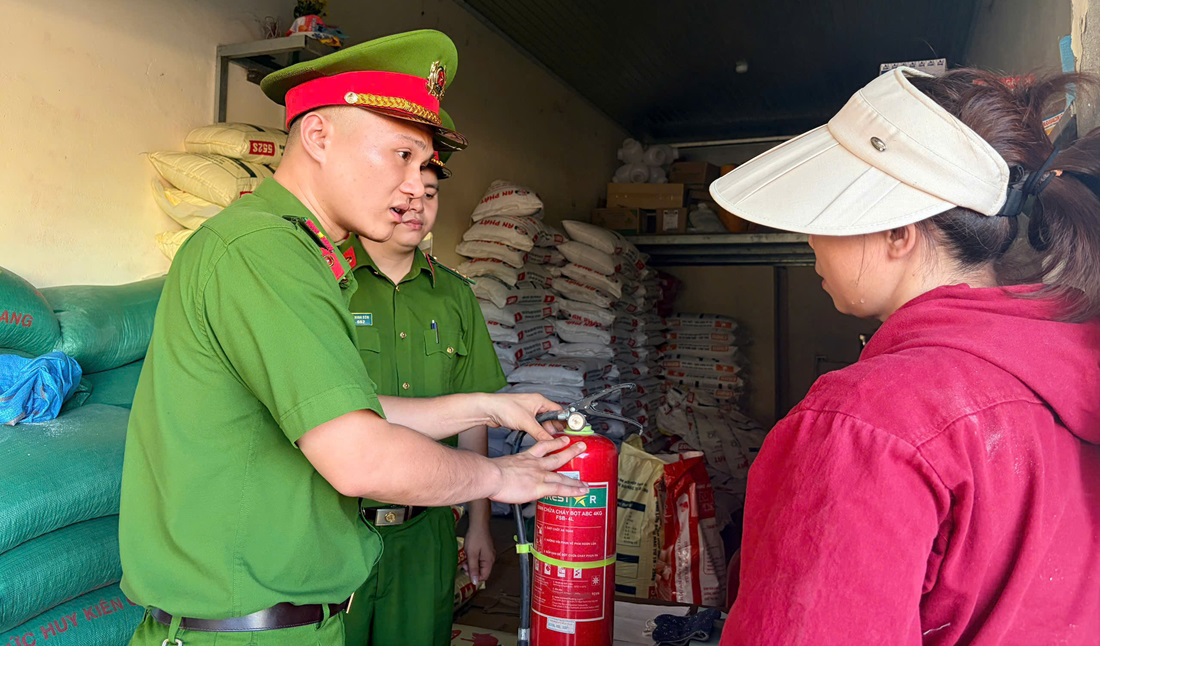 Công an xã hướng dẫn người dân trang bị và sử dụng thành thạo phương tiện chữa cháy ban đầu