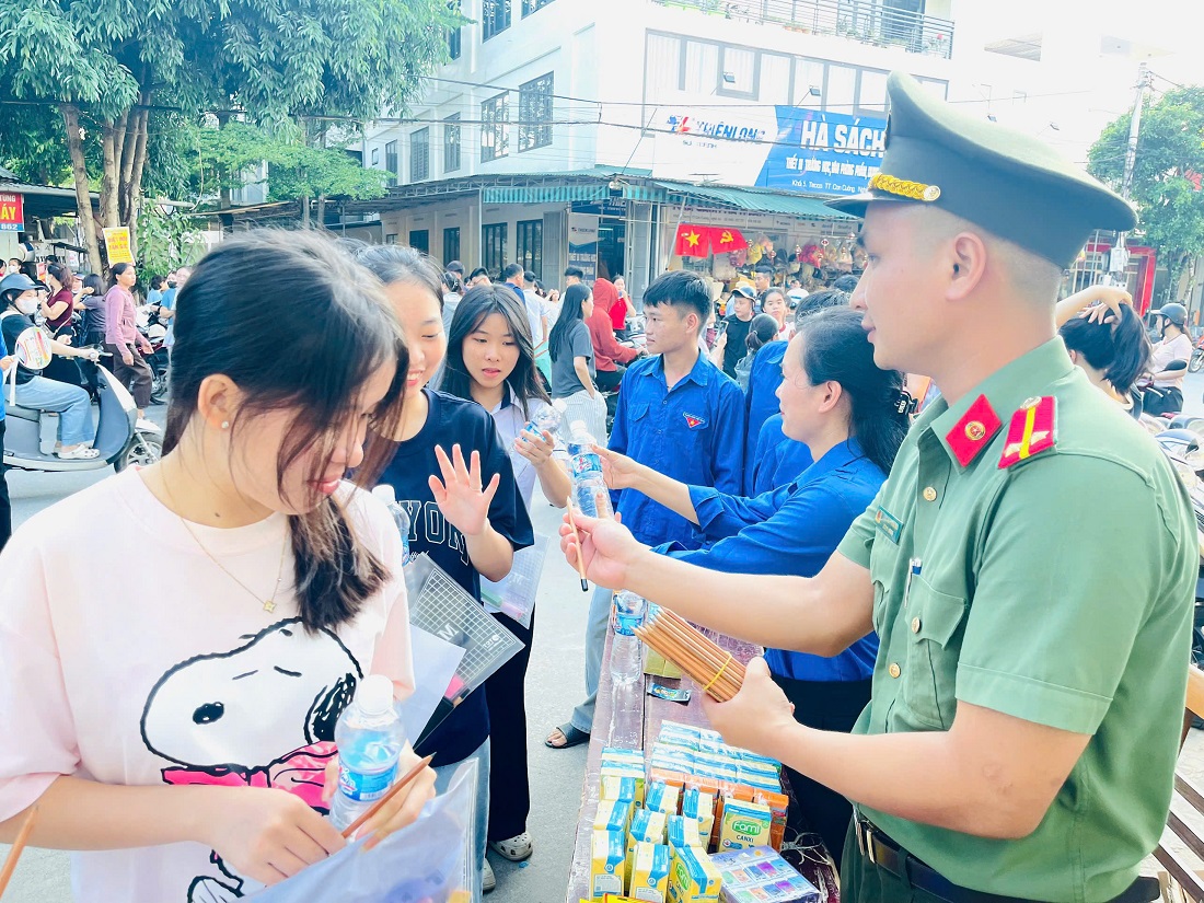 Cán bộ, chiến sĩ bút chì và động viên tinh thần thí sinh
