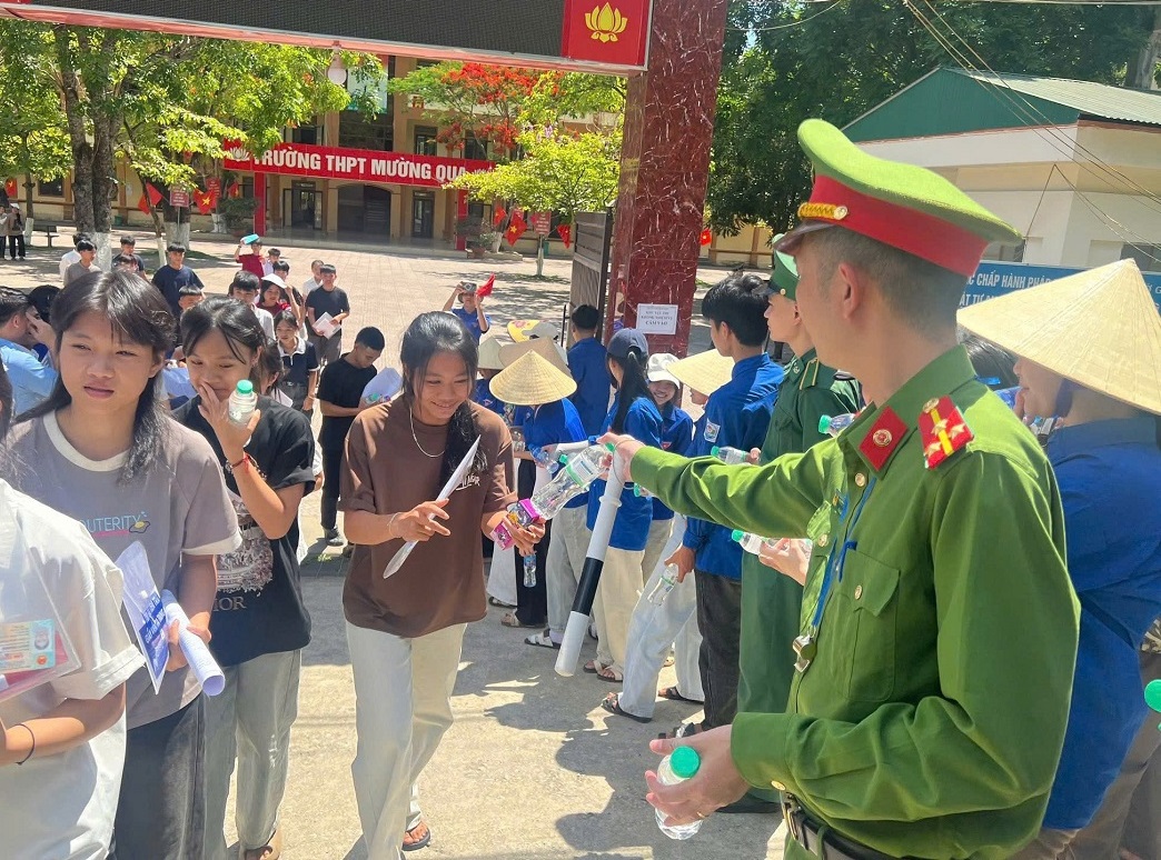 Công an xã phát nước cho thí sinh