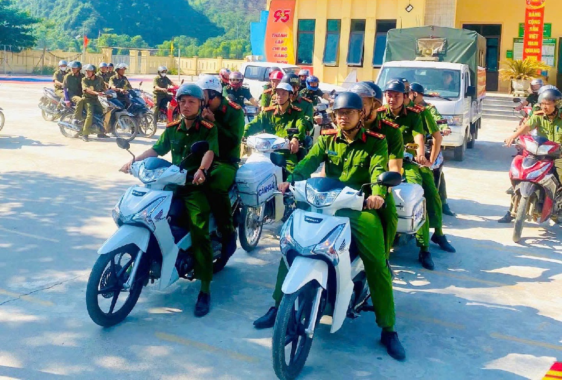 Các lực lượng diễu hành hưởng ứng Lễ ra quân