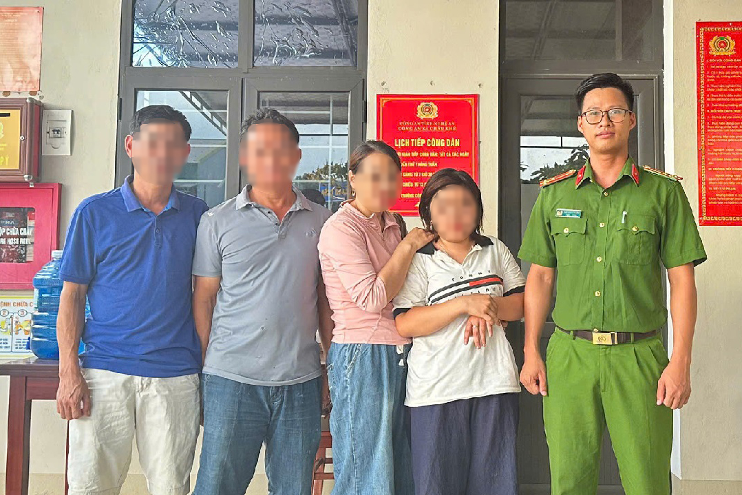 Công an xã bàn giao công dân cho gia đình