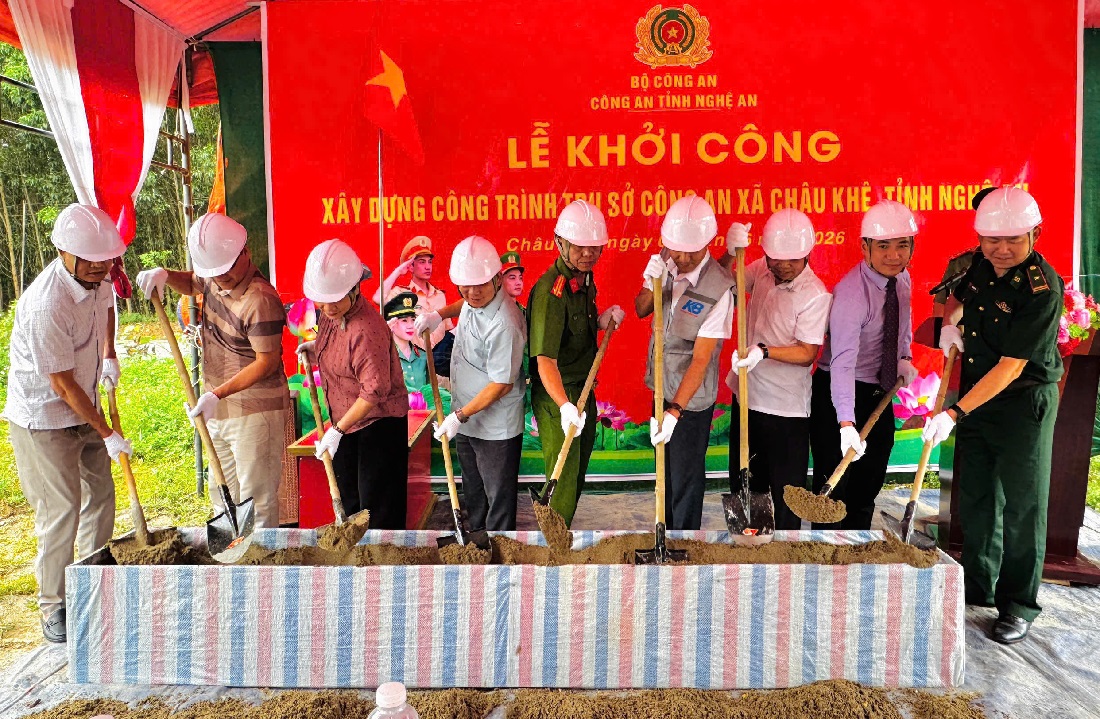 Đại biểu thực hiện nghi thức khởi công 
