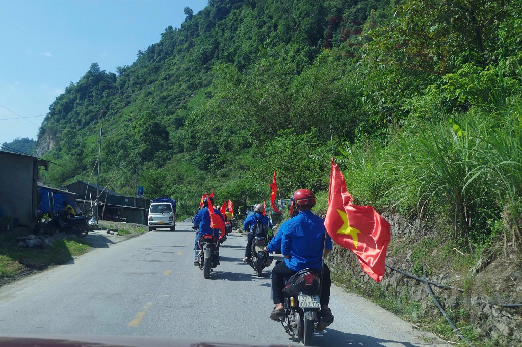 Công an xã và các lực lượng tổ chức ra quân diễu hành, biểu dương lực lượng trên  tuyến đường