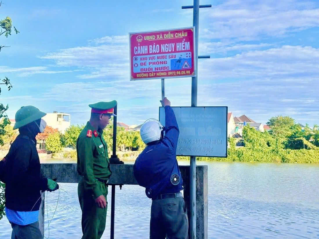 Công an xã Diễn Châu phối hợp cắm biển cảnh báo đuối nước