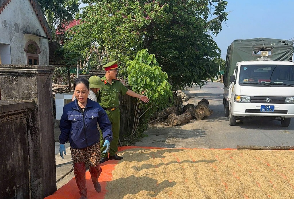 Công an xã Hoa Quân tuần tra, tuyên truyền cảnh báo nguy cơ mất an toàn giao thông do phơi thóc lúa, rơm rạ trên lòng, lề đường