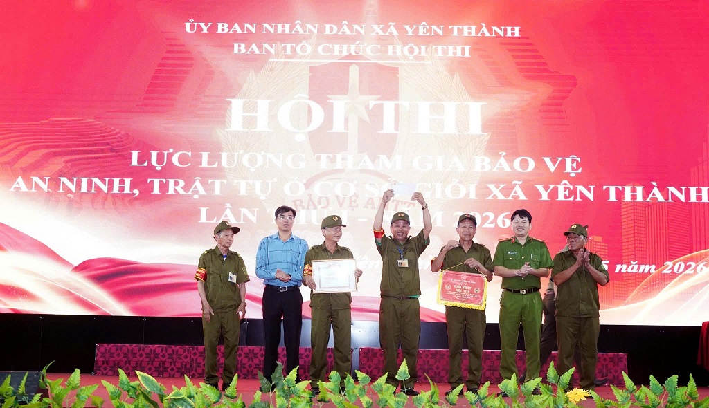 Ban Tổ chức Hội thi trao giải cho các đội tham gia