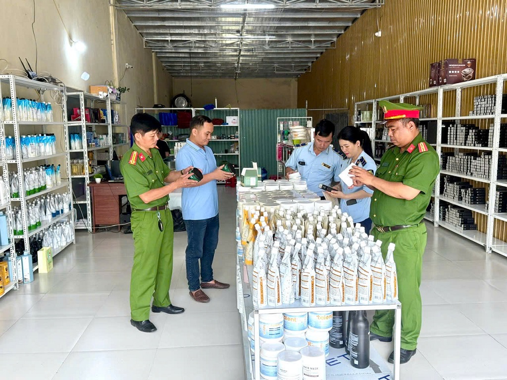 Đoàn công tác kiểm tra cơ sở kinh doanh