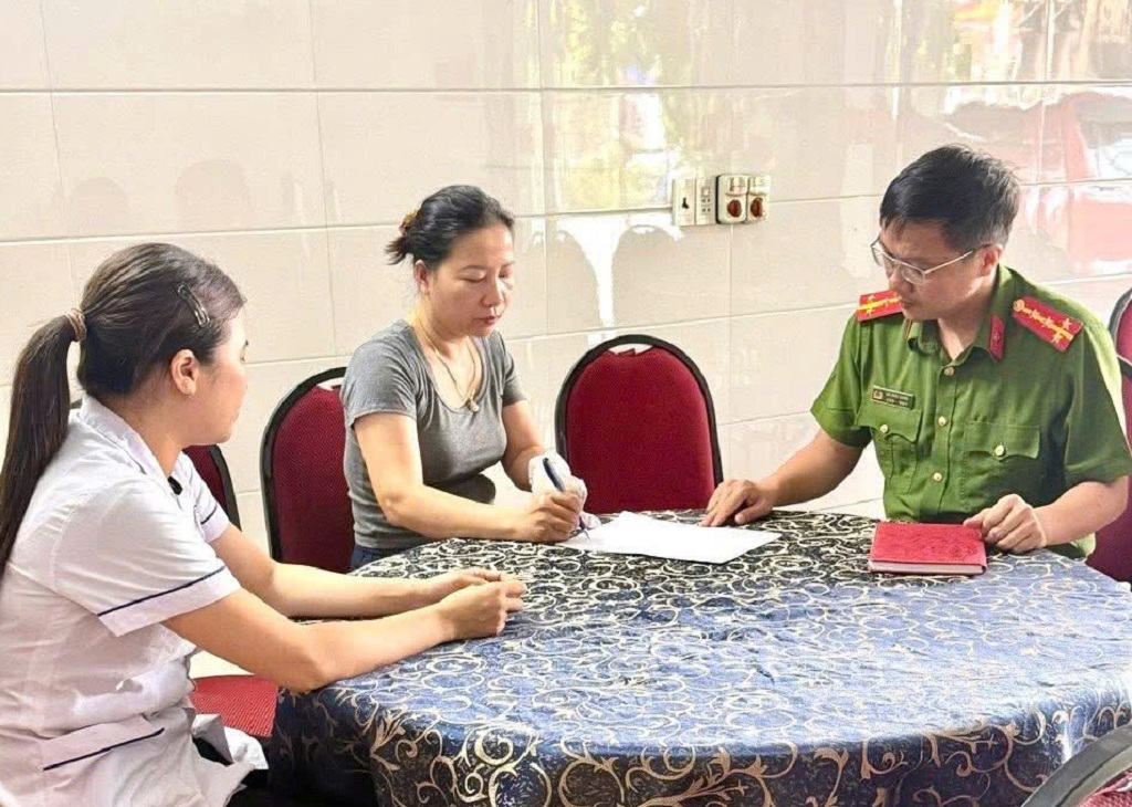 Công an xã phối hợp với ban, ngành liên quan kiểm tra ATTP và ký cam kết không kinh doanh hàng hóa không rõ nguồn gốc, thực phẩm quá hạn sử dụng hoặc không đảm bảo chất lượng
