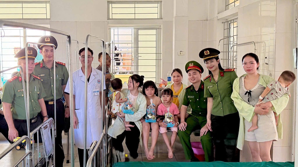 Công an xã trao quà tặng bệnh nhi nhân dịp Quốc tế Thiếu nhi