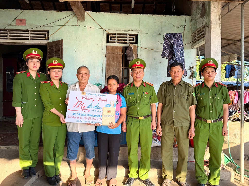Công an xã tặng quà “con nuôi” đơn vị