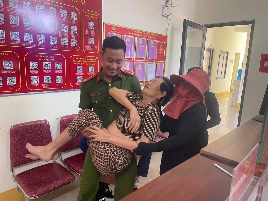 Công an xã hỗ trợ người dân