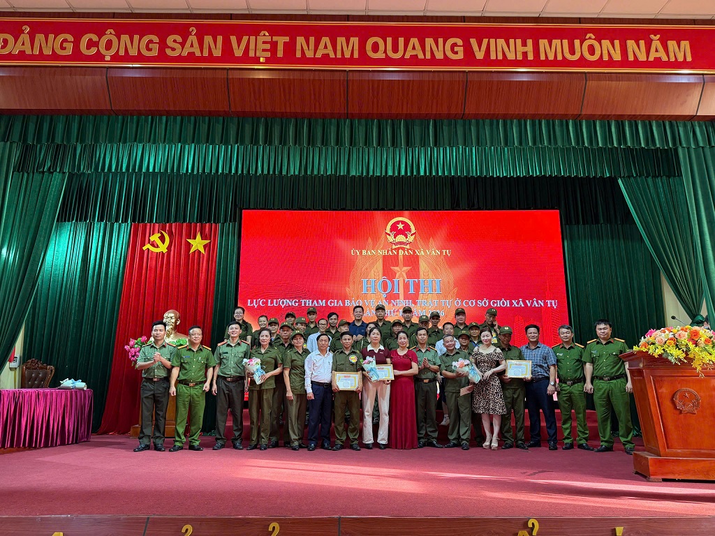 Trao giải cho các đội đạt giải