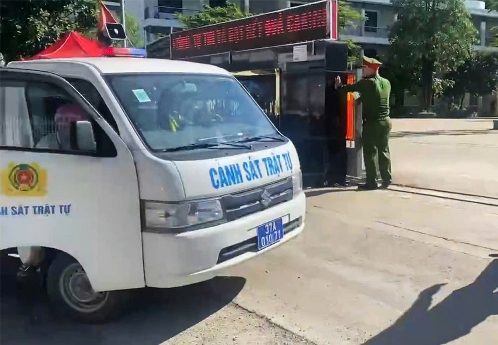 Công an xã Mường Xén dùng ô tô chuyên dụng chở thí sinh M.T.B. đến điểm thi kịp giờ