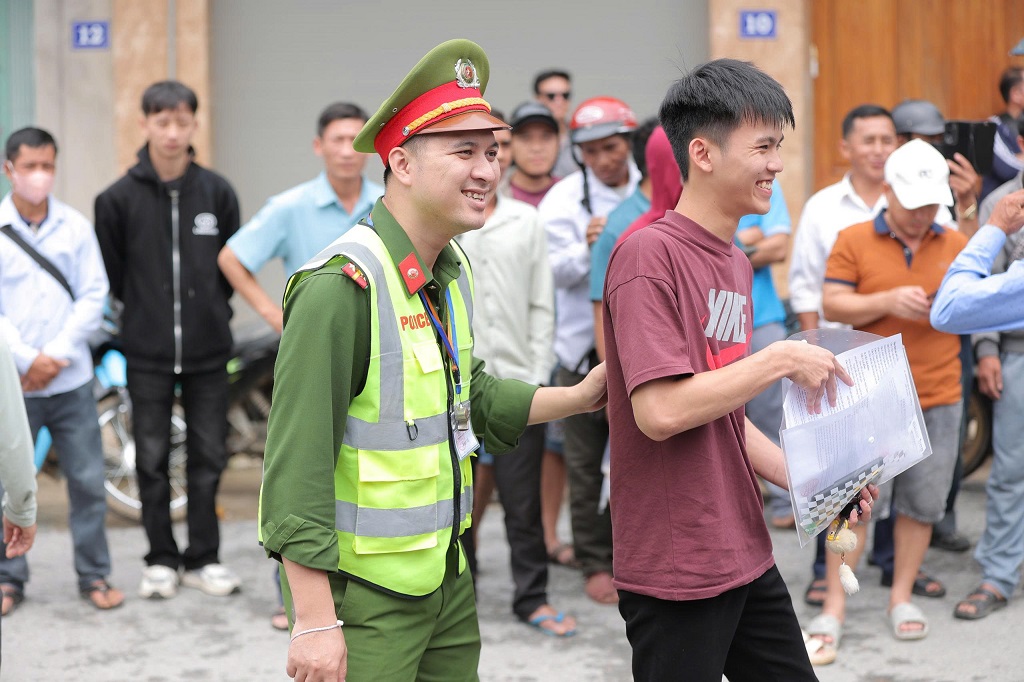 Công an xã Mường Xén phát nước miễn phí cho thí sinh