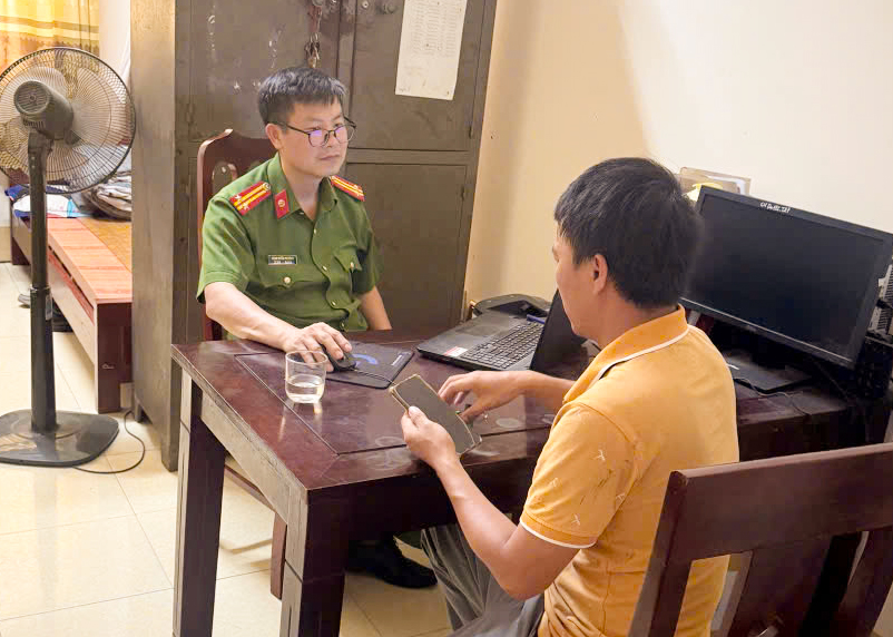 Công an xã làm việc với anh Trương Văn Mừng để hỗ trợ trả lại tiền chuyển khoản nhầm