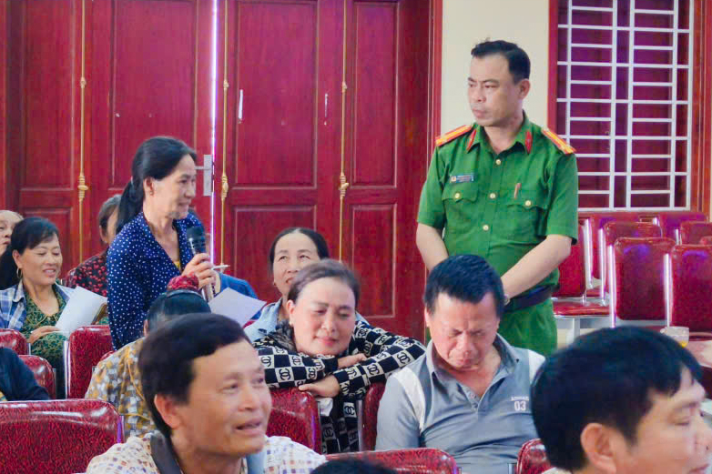 Người dân đóng góp ý kiến tại Diễn đàn