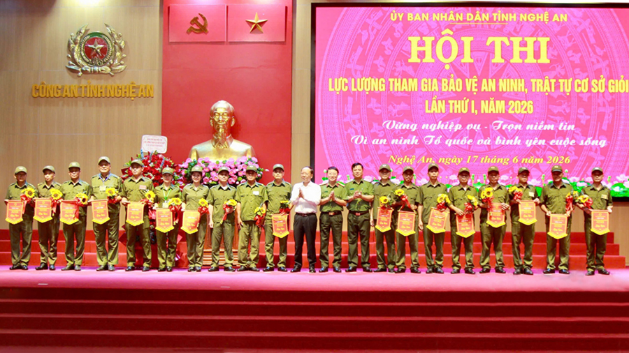 Trao quà lưu niệm cho các đội thi