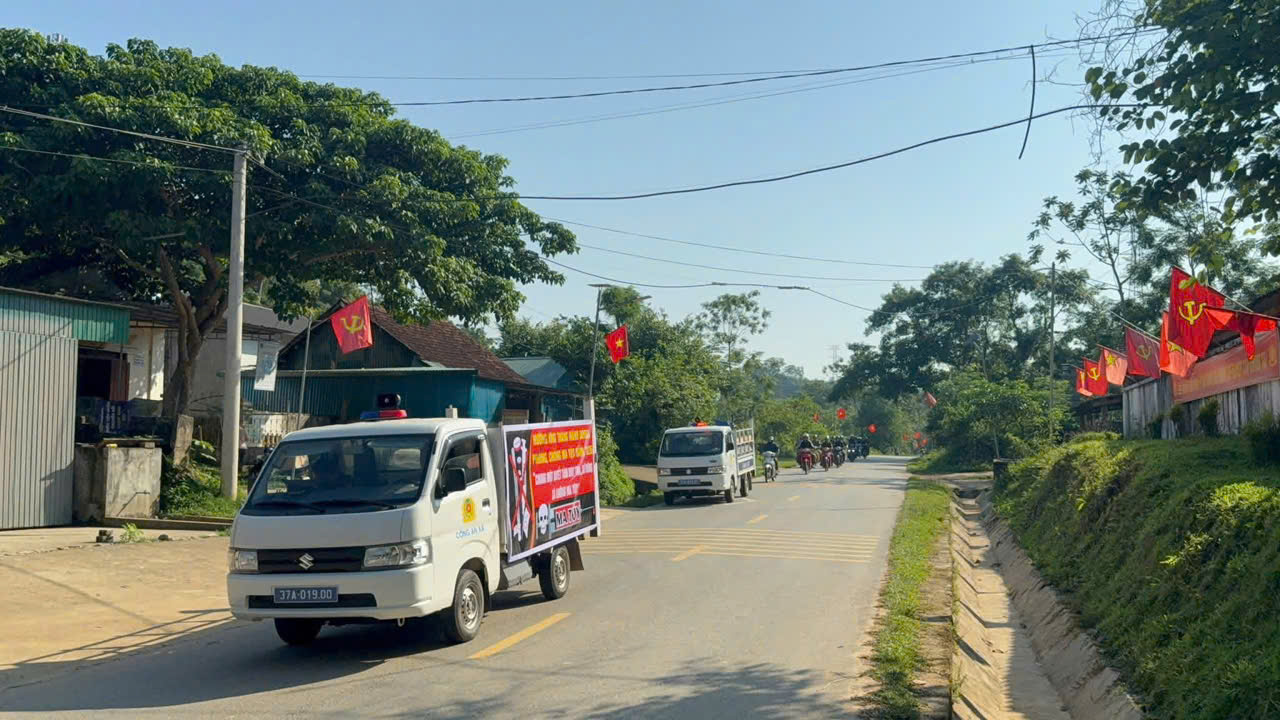 Các lực lượng tổ chức diễu hành tuyên truyền trên tuyến đường chính