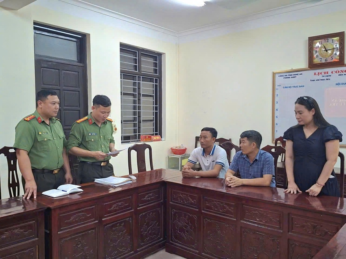Cơ quan An ninh điều tra đọc lệnh khởi tố bị can đối với Lưu Văn Phong, Đặng Văn Thư và Nguyễn Thị Phúc