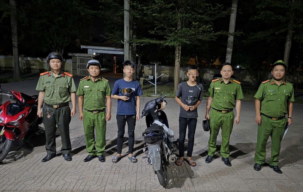  02 thiếu niên là V.Đ.L. và Đ.T.A. tại Cơ quan Công an