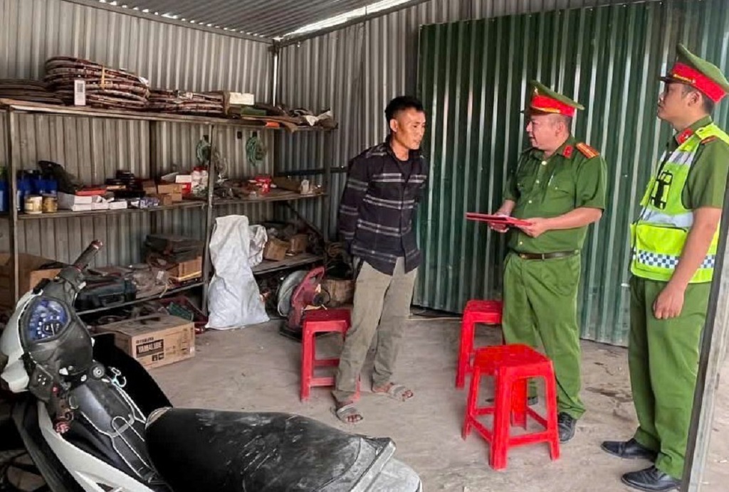 Công an xã Keng Đu tuyên truyền và cho chủ cơ sở sửa chữa, bảo dưỡng xe đồng thuận ký cam kết không “độ, chế” xe trái phép