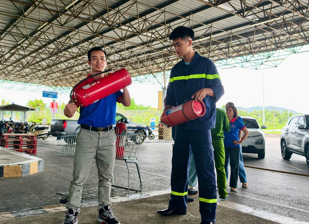 Cảnh sát PCCC và CNCH phổ biến tình huống và phân công nhiệm vụ cho lực lượng tham gia thực tập phương án