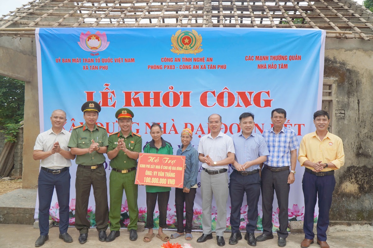 Trao biển tượng trưng hỗ trợ kinh phí xây dựng nhà ở tặng gia đình ông Vy Văn Thắng