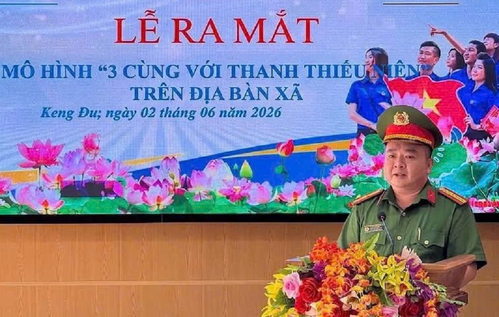 Công an xã Keng Đu và Đoàn Thanh niên xã ký kết thực hiện mục tiêu mô hình “3 cùng với thanh, thiếu niên”