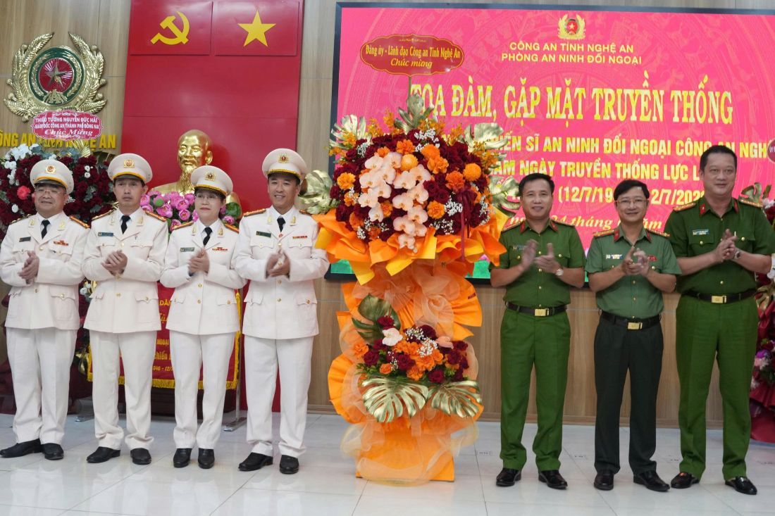Đảng ủy, Lãnh đạo Công an tỉnh tặng hoa chúc mừng lực lượng An ninh đối ngoại Công an Nghệ An